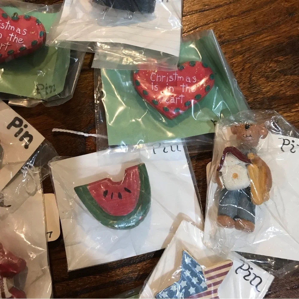 ▪️Bundle of 17 Decorative Pins